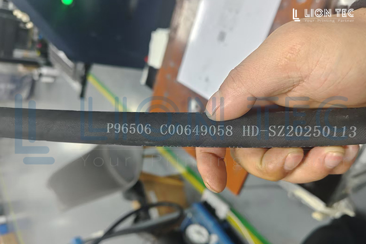 汽車轉向管白墨噴碼-UV噴碼機打樣案例